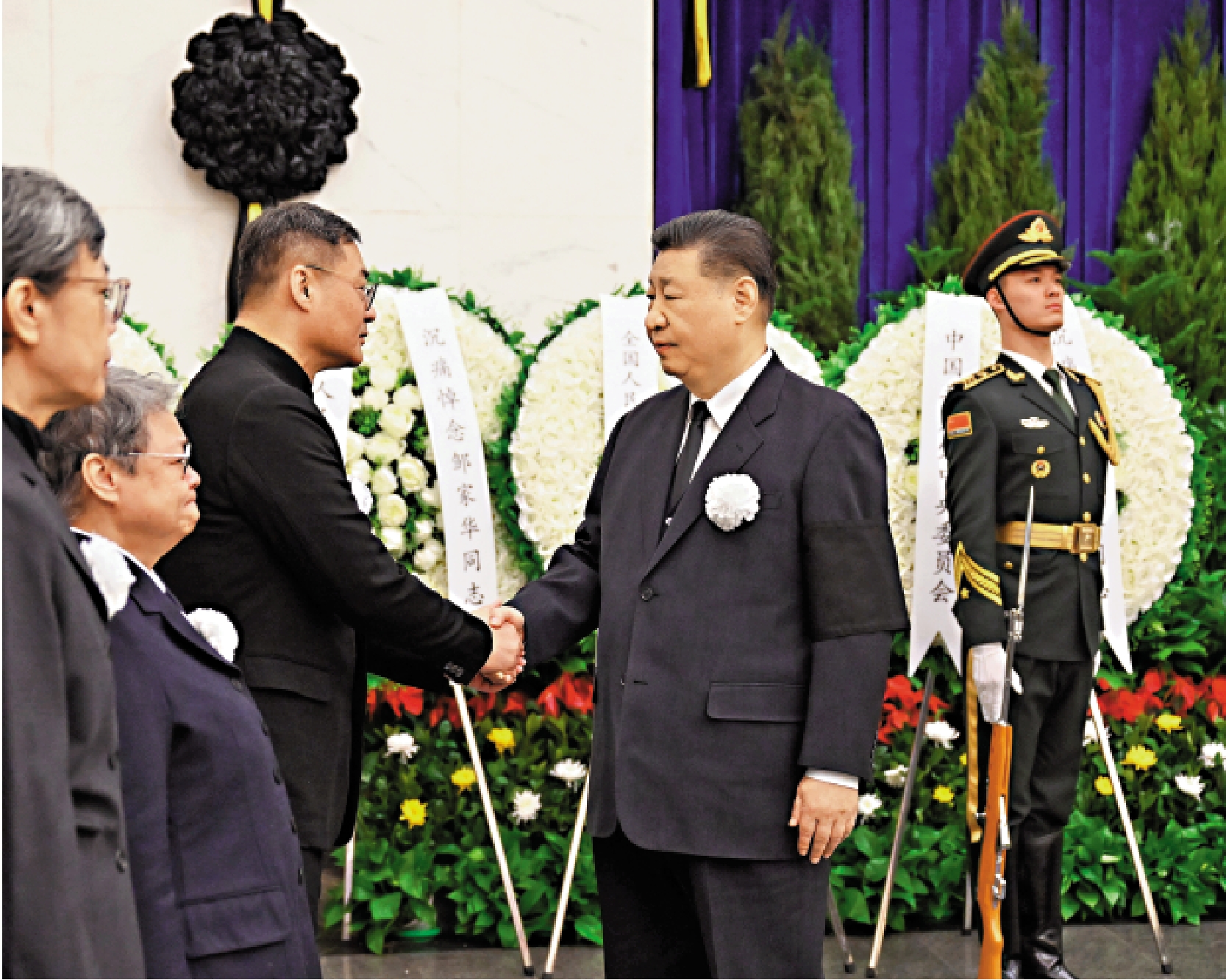 　　圖：2月20日，鄒家華同志遺體在北京八寶山革命公墓火化。習近平、李強、趙樂際、王滬寧、蔡奇、丁薛祥、李希、韓正等前往八寶山送別。這是習近平與鄒家華親屬握手，表示深切慰問。\新華社