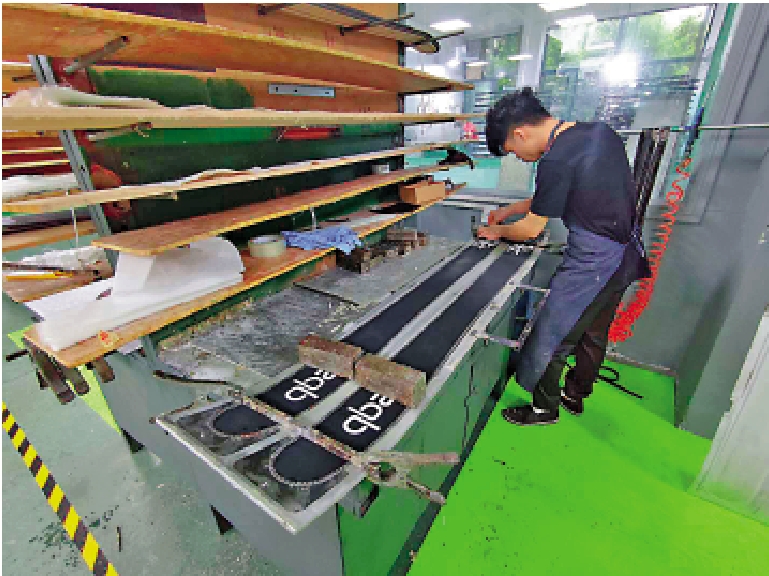 圖:寧波茂森體育用品有限公司生產車間內,工人正在製造滑雪板。\受訪者供圖