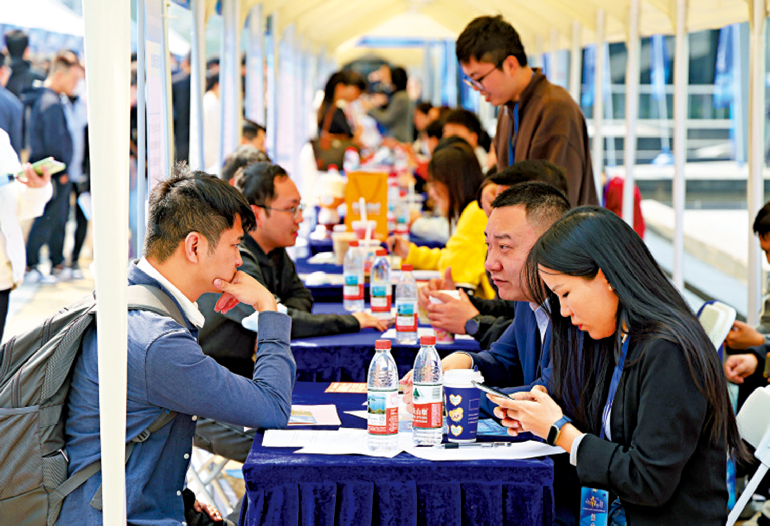 　　圖：2月18日，深圳南山區舉行大型招聘活動，招聘對象包括各類創新型人才、技能型人才、新就業形態人才。\新華社