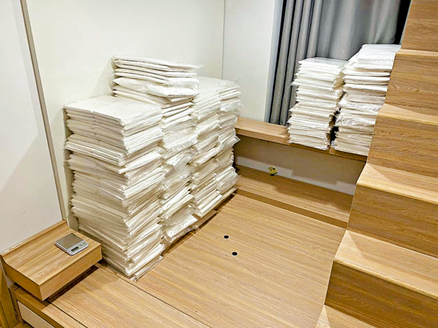 　　圖：警方於23日在將軍澳區搗破私人住宅毒品倉，檢獲市值約4.3億元的可卡因。