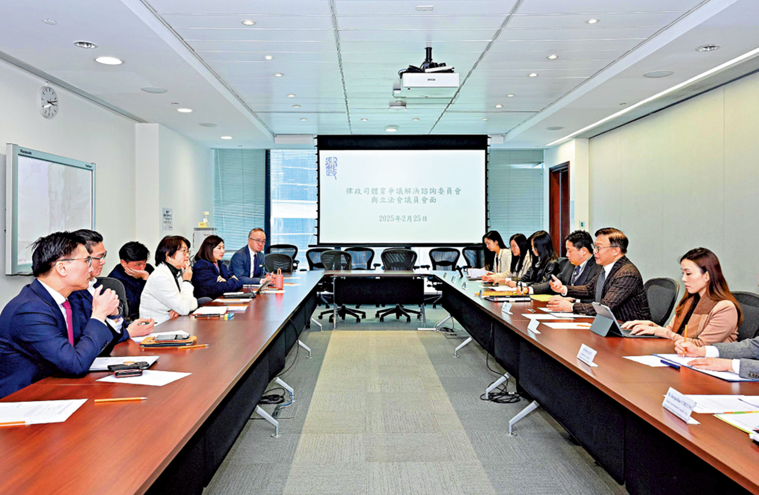 　　圖：律政司體育爭議解決諮詢委員會昨日與多位立法會議員會面，探討體育爭議解決在本港的發展路向。