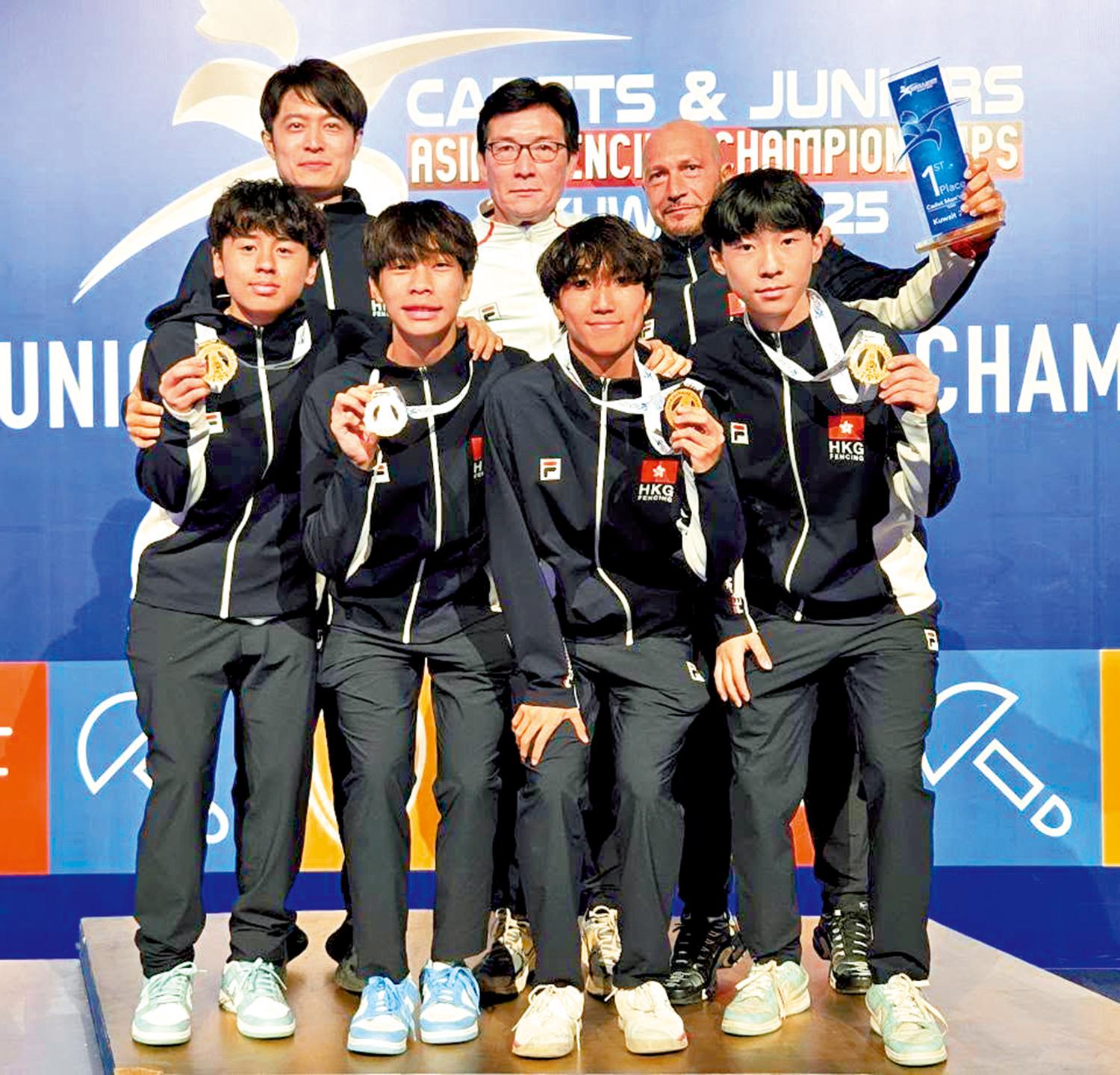 　　圖：王哲（前排右二）在本屆亞青賽奪得兩金。