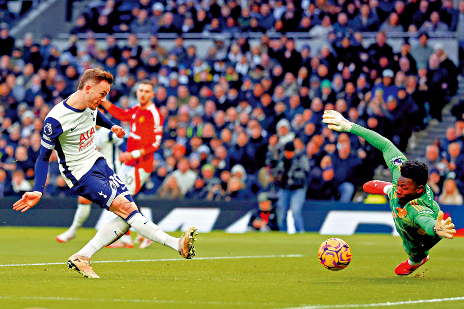 　　圖：熱刺中場占士麥迪臣（左）。