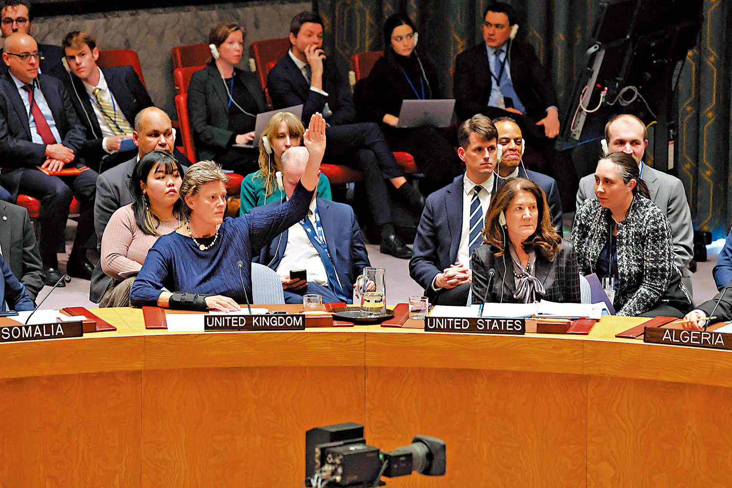 　　圖：英國駐聯合國代表伍德沃德（前排左）24日在安理會表決環節舉手投票，她的右邊是美國常駐聯合國代表團臨時代辦謝伊。\法新社