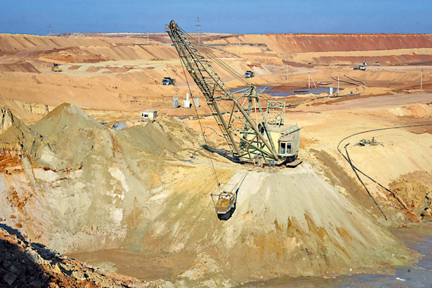 　　圖：位於烏克蘭基洛沃赫拉德地區的一個鈦鐵礦露天礦井。\美聯社