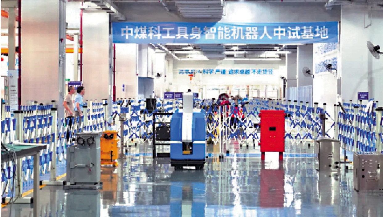　　圖：深圳正加快具身智能等核心突破。圖為河套深圳園區的中煤科工具身智能機器人中試平台。
