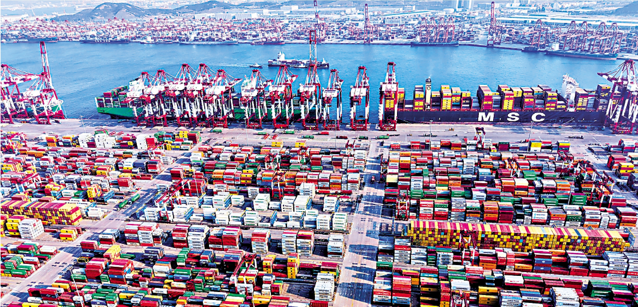 　　圖：2024年，中國外貿總體增長速度和質量都達到較高水平。圖為山東青島港外貿集裝箱碼頭。\新華社