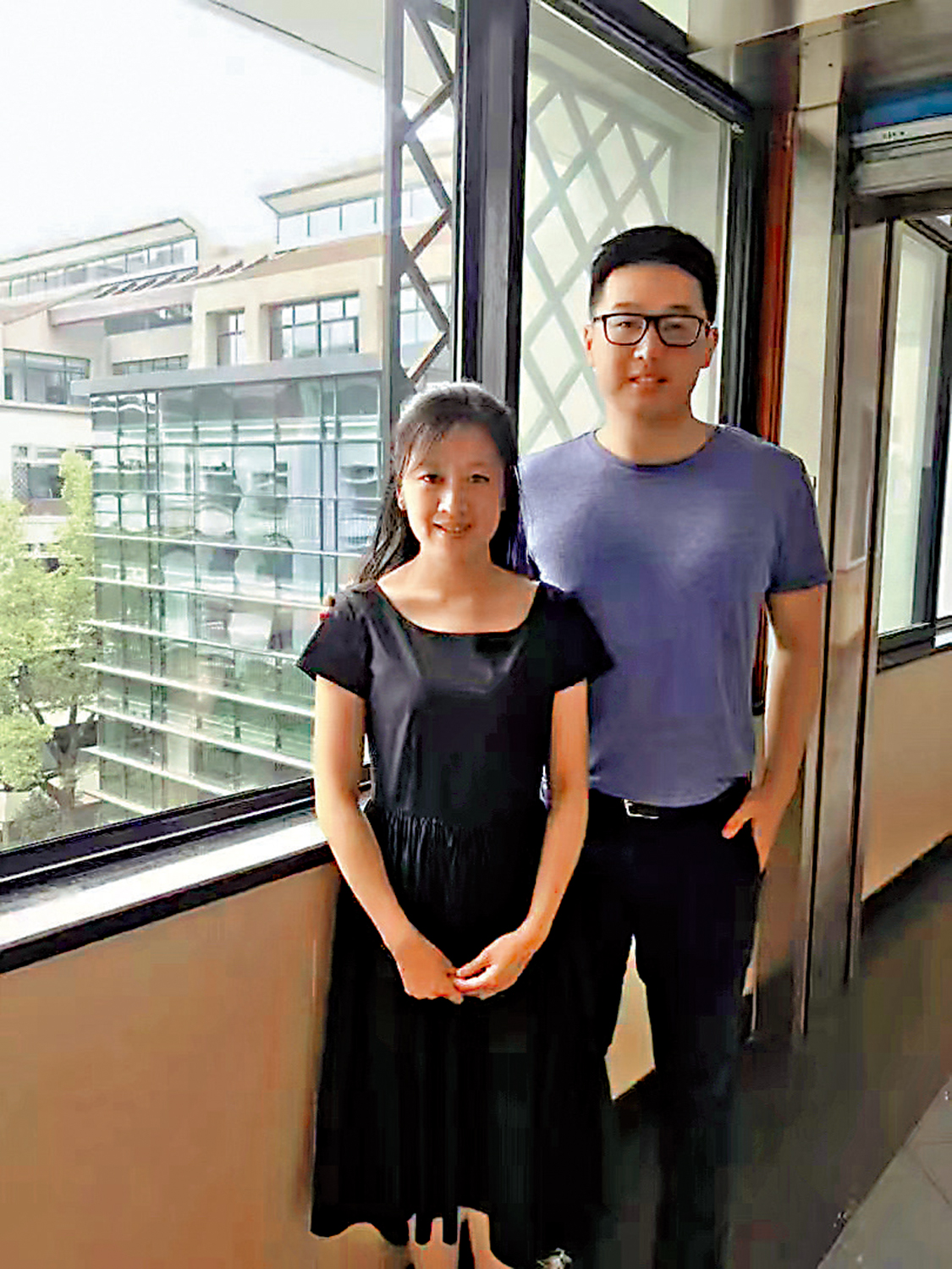 　　圖：吳宇懷返回母校與曾任他數學老師的杭州市建蘭中學校長陸韻（左）合照。