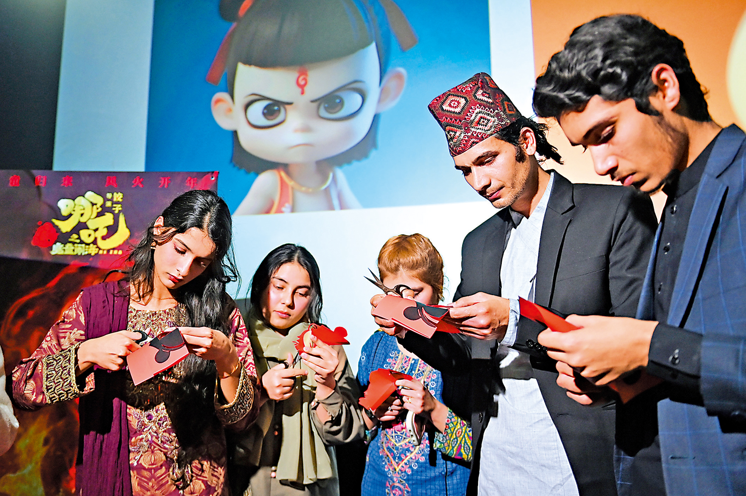 　　圖：25日，湖南中醫藥大學的外國留學生在長沙觀看《哪吒2》，並在影院體驗相關剪紙。\中新社