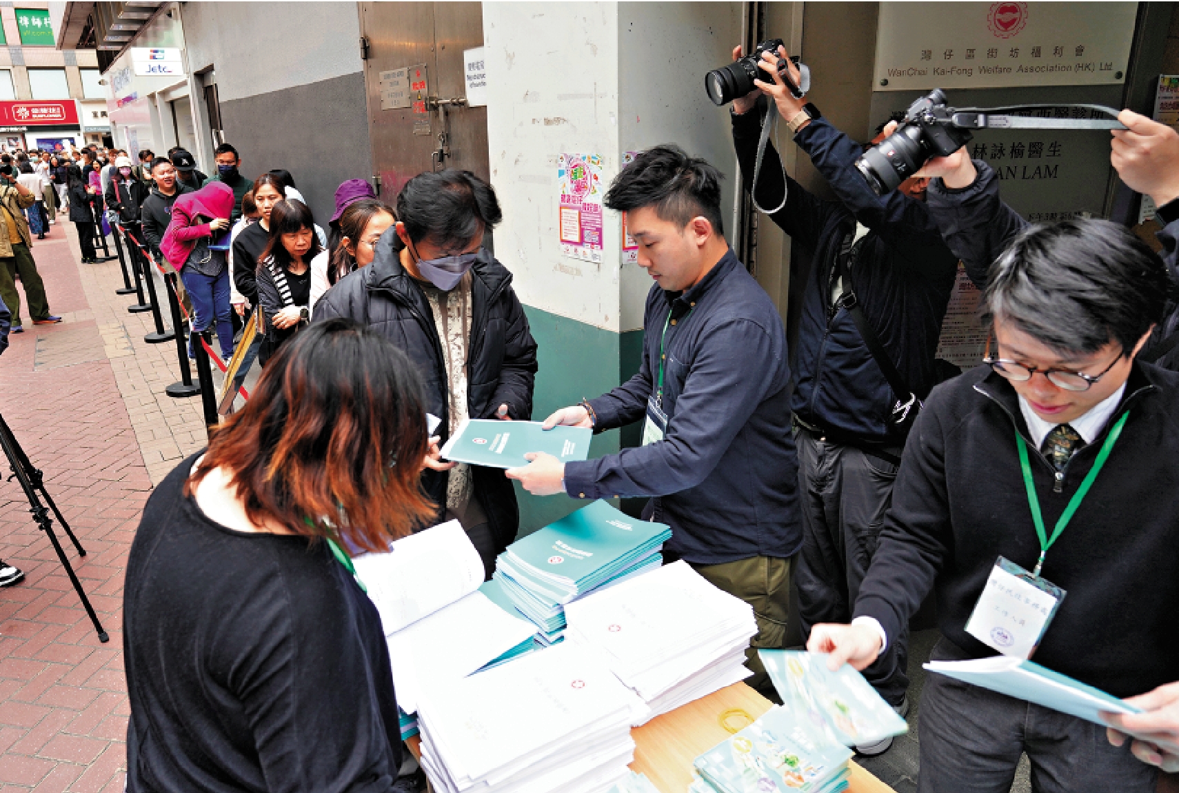 圖:財政司司長陳茂波昨日公布新一份預算案,大批市民排隊索取相關小冊子。\大公報記者麥潤田攝