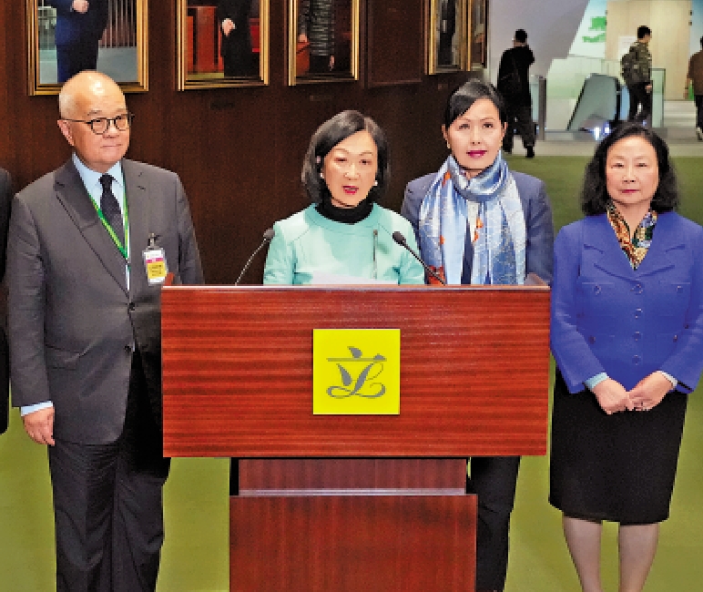 圖:行政會議召集人葉劉淑儀(左二)表示,新一份預算案是務實且改革求變。\大公報記者林少權攝
