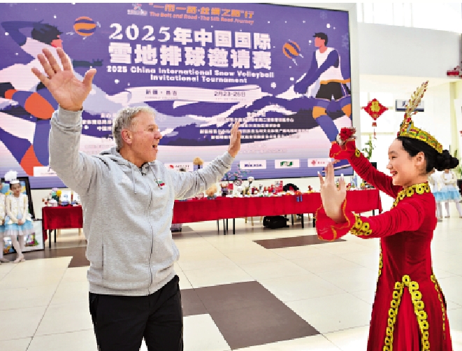 圖:推動「一帶一路」合作共贏是中國未來外交展望。圖為2025年中國國際雪地排球邀請賽期間,中外人員互動。\新華社