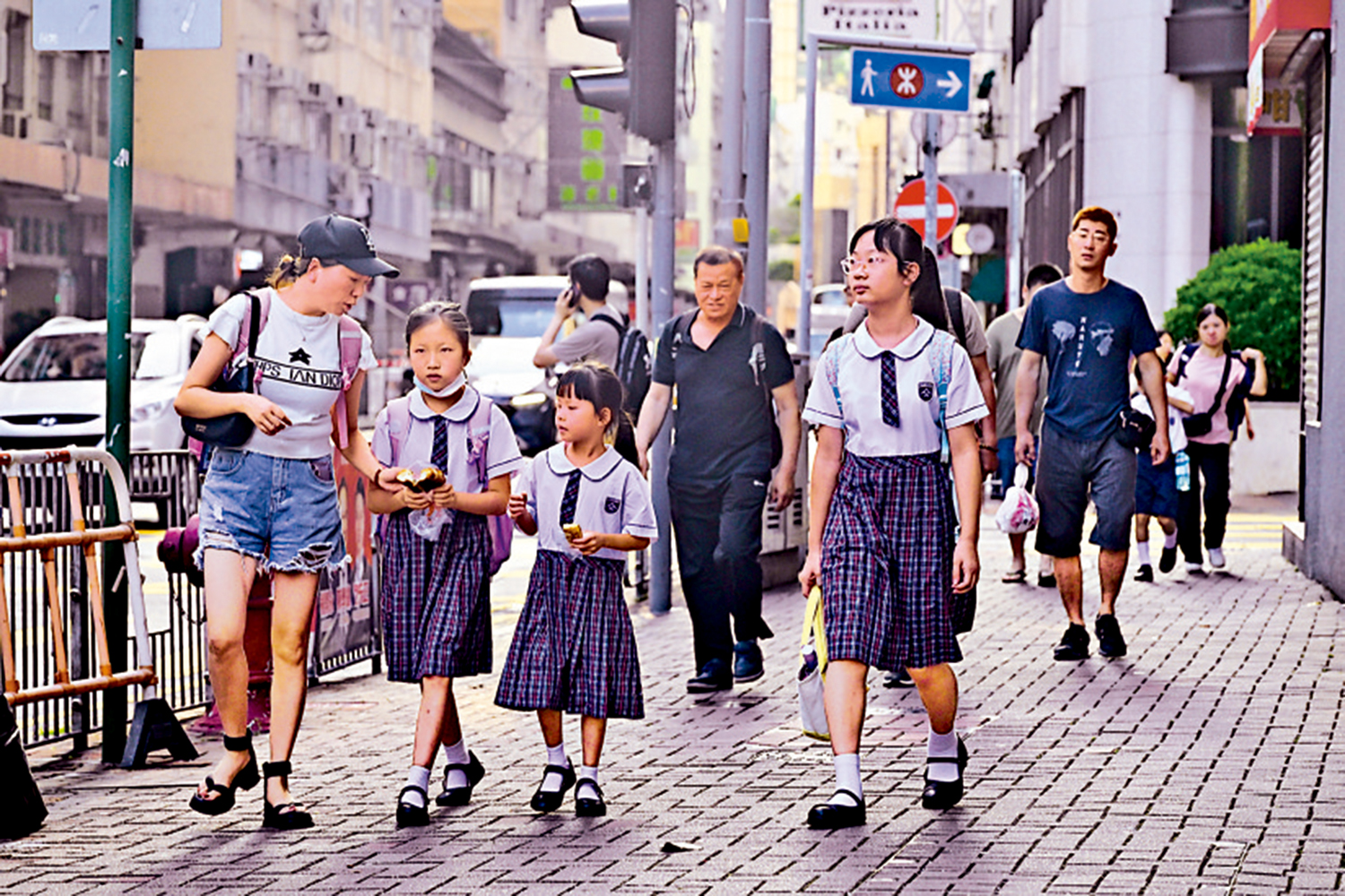 　　圖：中小學及幼稚園學生二千五百元學生津貼將會取消，當局料可省回約20億元。