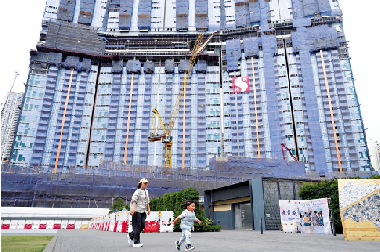 　　圖：新地表示，預計本財年下半年竣工的物業將有180萬方呎，其中130萬方呎為可供銷售的住宅。
