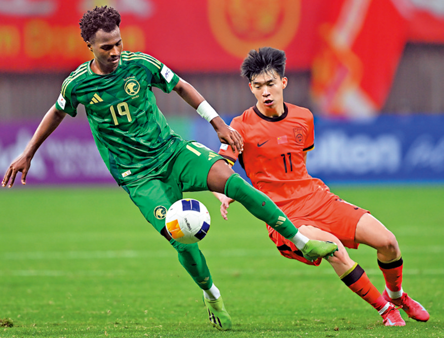 　　圖：王鈺棟（右）在U20亞洲盃表現亮眼。\資料圖片