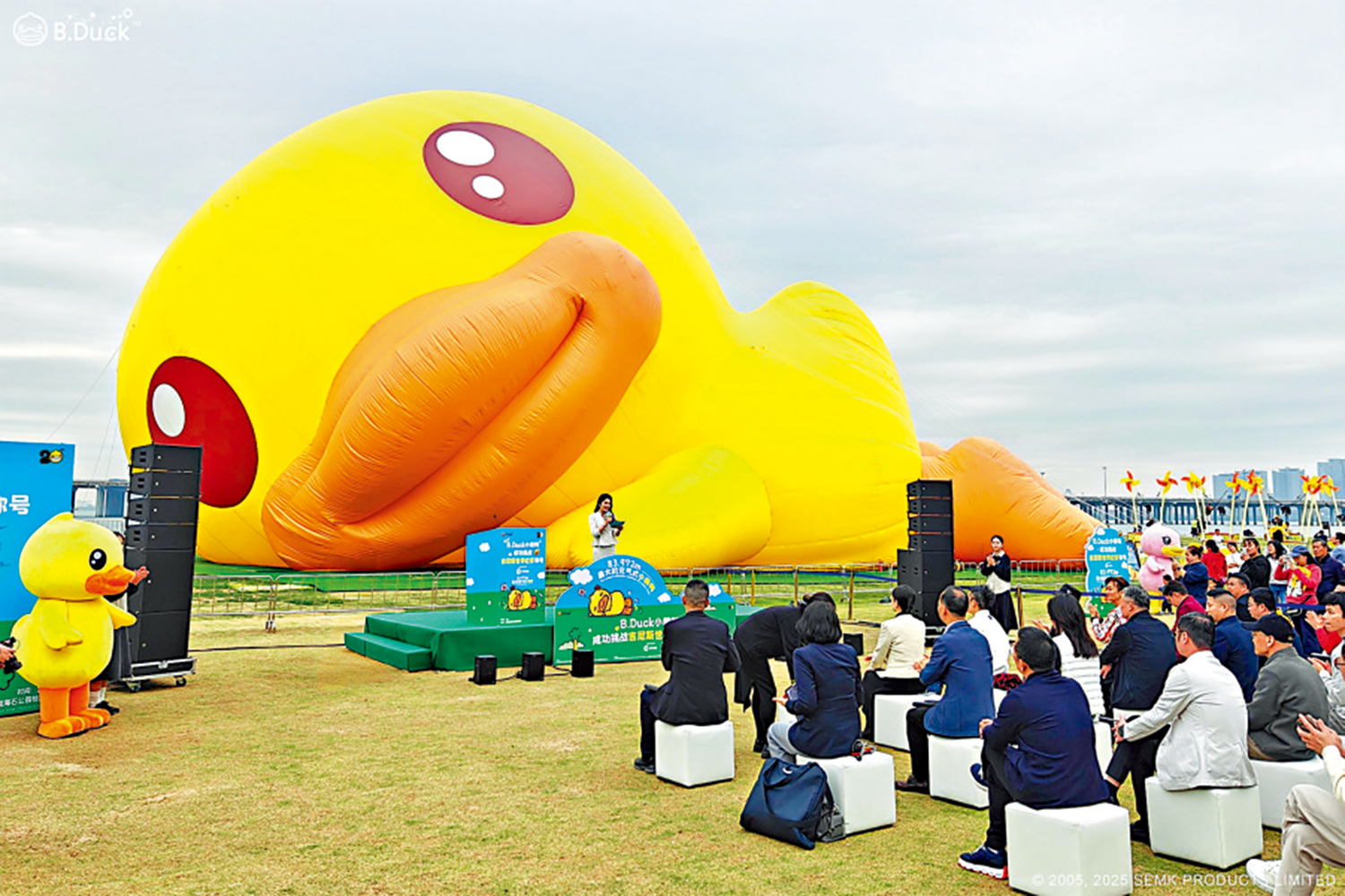 　　圖：2月11日，在深圳前海石公園桂灣段，由B.Duck小黃鴨打造的巨型小黃鴨氣模裝置成功挑戰健力士世界紀錄稱號，正式成為最大的充氣式小黃鴨。