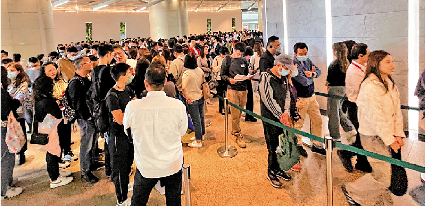 　　圖：南首昨日首輪銷售，排隊人龍圍繞中環國際金融中心1期商場大打蛇餅，場面墟冚。