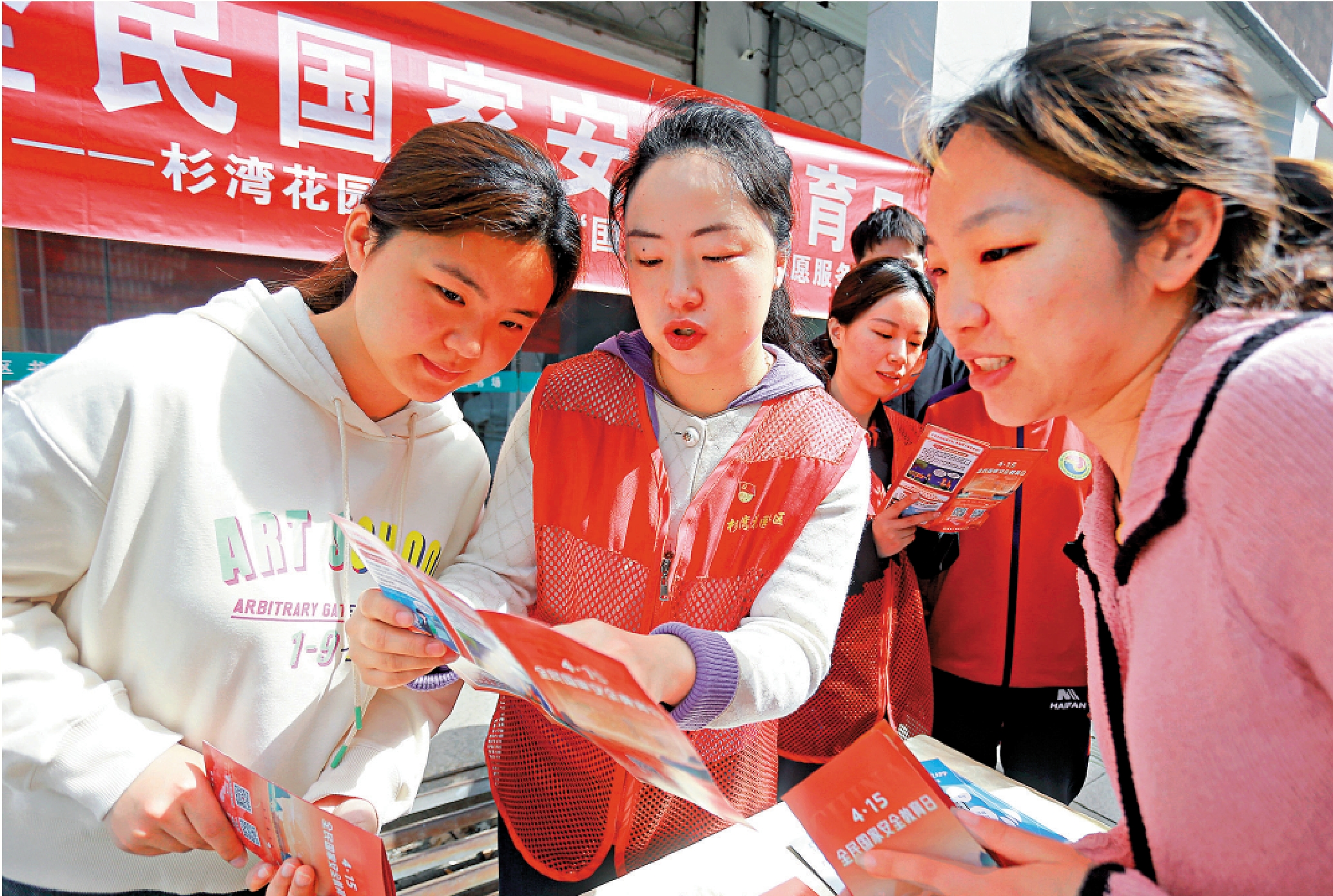 圖:平安中國建設為了人民,也依靠人民。圖為江蘇揚州市志願者向社區居民講解國家安全相關知識。\新華社