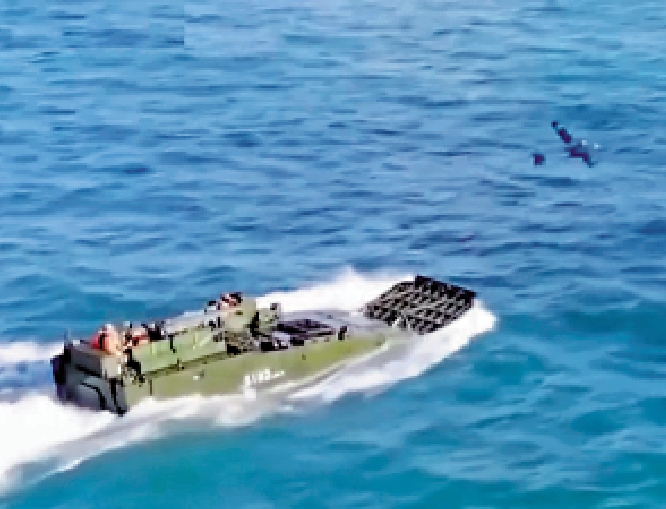 圖:05式兩棲偵察車可在海上發射無人機。