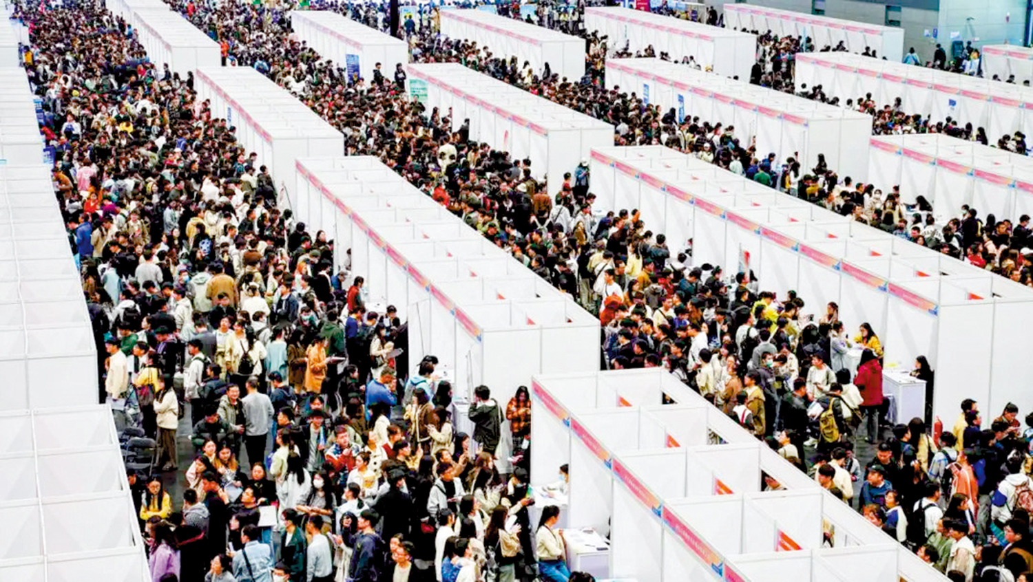　　圖：杭州青年人才交流活動吸引了超3.5萬人前來求職。圖為人才交流會現場人山人海。