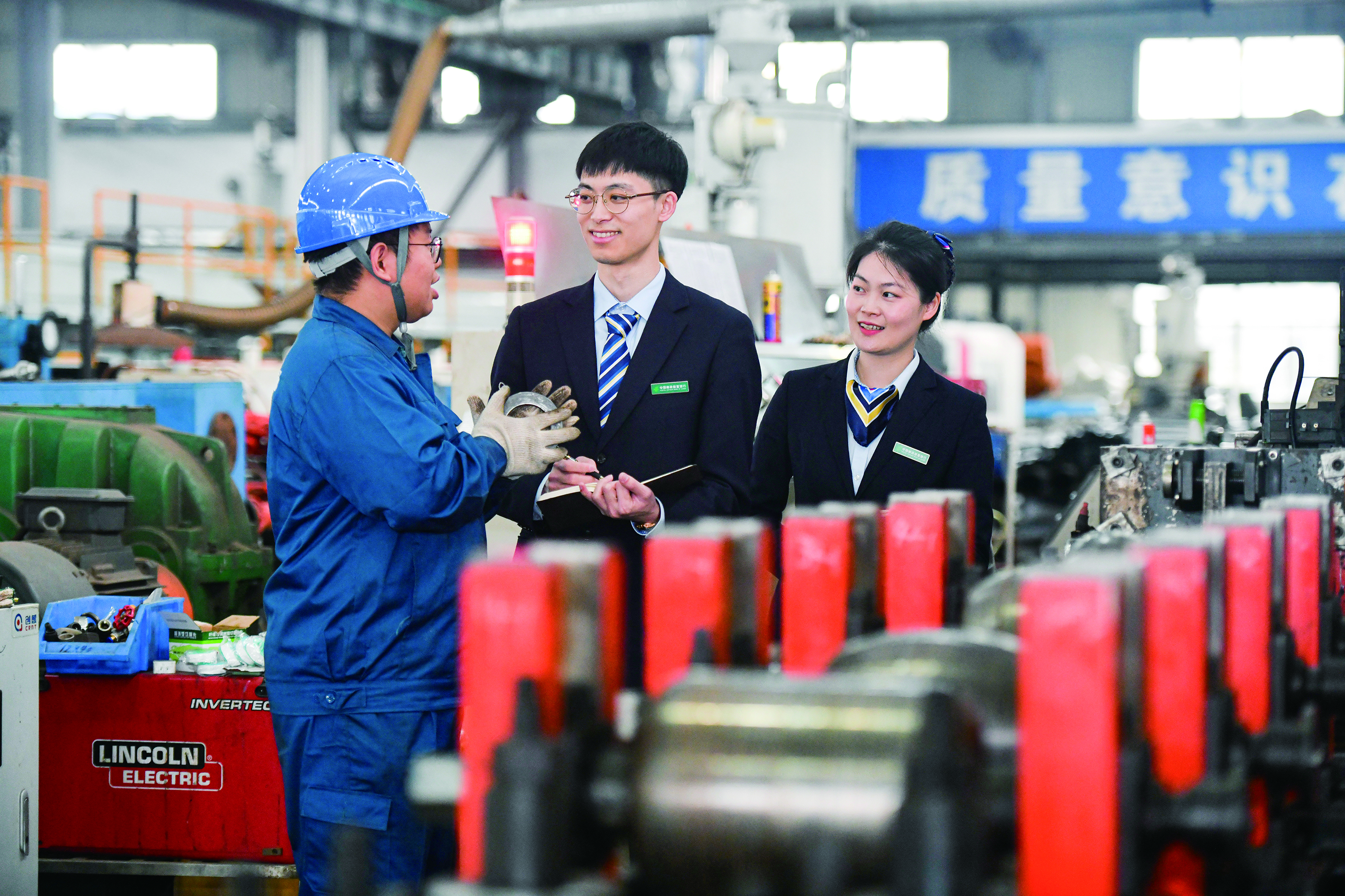圖:郵儲銀行工作人員走訪高新技術企業。