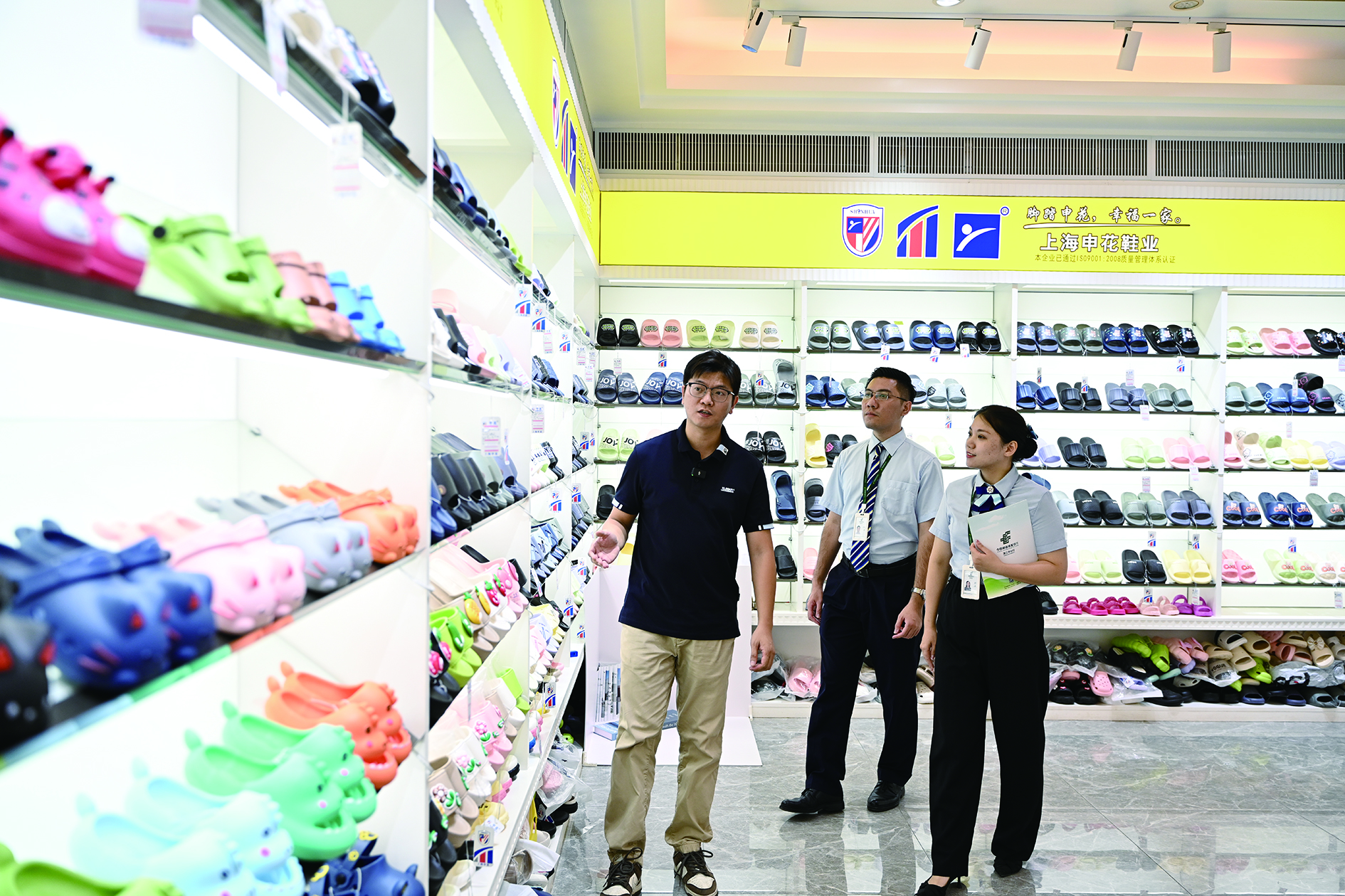 圖:郵儲銀行工作人員走訪客戶。