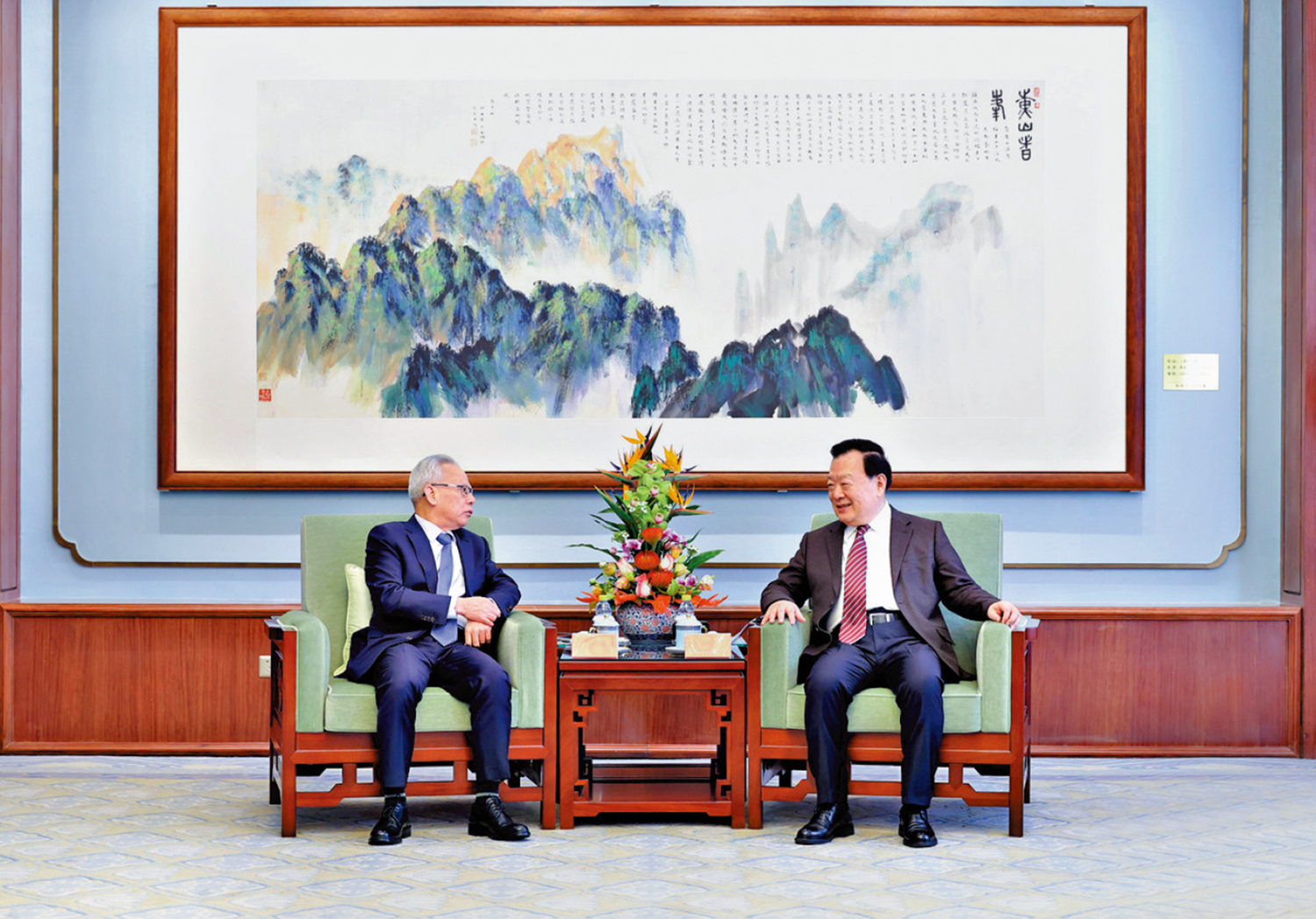圖:3月4日上午,中央港澳工作辦公室主任、國務院港澳事務辦公室主任夏寶龍在北京會見來京列席十四屆全國人大三次會議開幕會的澳門特首岑浩輝。\國務院港澳辦圖片