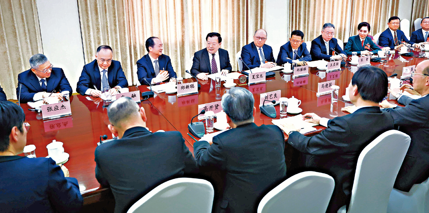 圖:3月4日下午,中央港澳工作辦公室主任、國務院港澳事務辦公室主任夏寶龍到北京飯店看望了出席十四屆全國人大三次會議的香港、澳門地區全國人大代表。\國務院港澳辦圖片