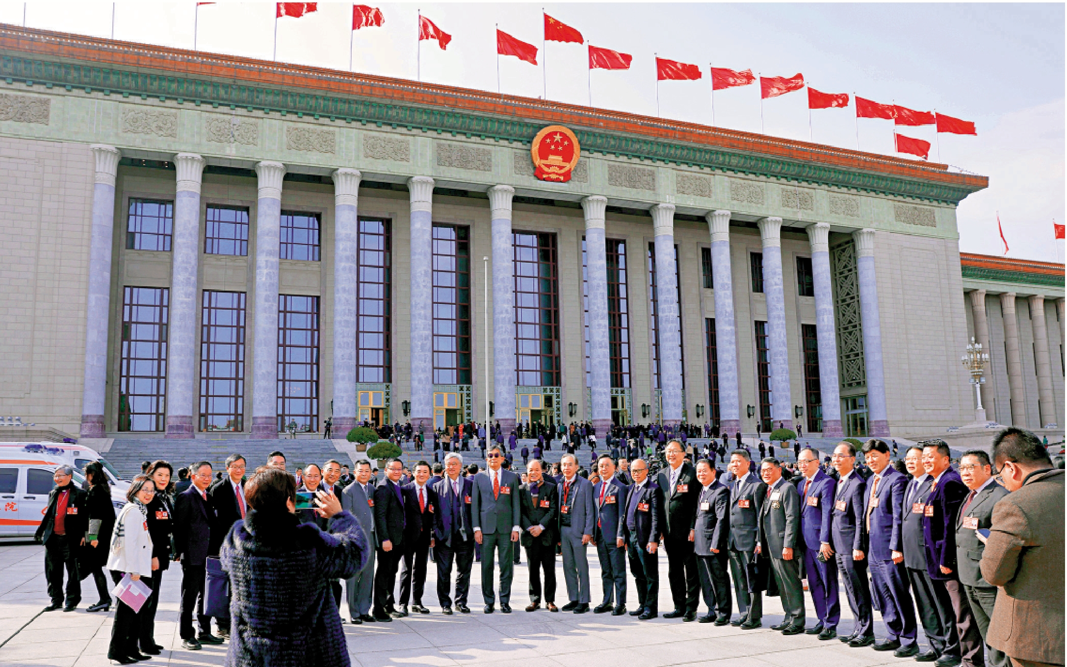 　　圖：3月4日，全國政協十四屆三次會議在北京人民大會堂舉行開幕會。圖為港區全國政協委員合影。