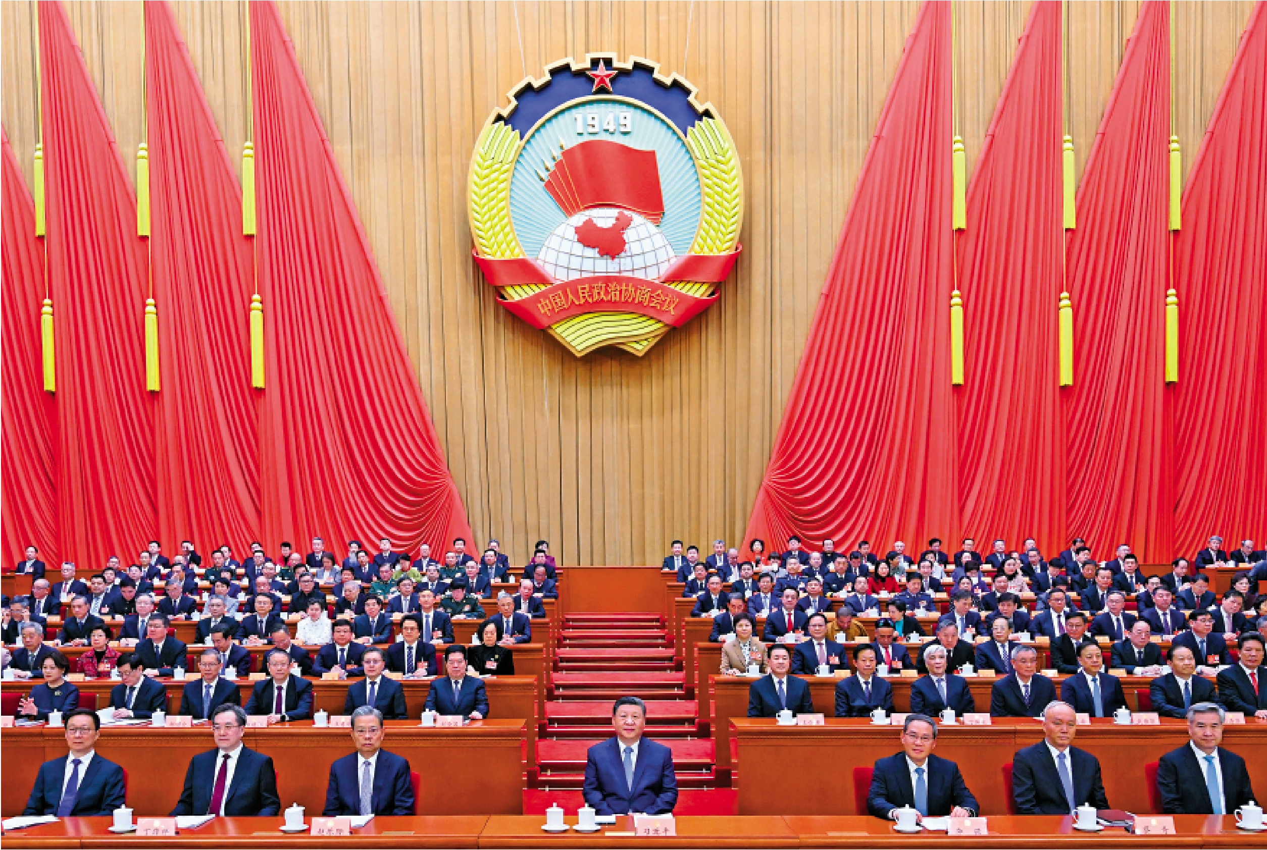 圖:3月4日下午,中國人民政治協商會議第十四屆全國委員會第三次會議在北京人民大會堂開幕。這是習近平、李強、趙樂際、蔡奇、丁薛祥、李希、韓正在主席台就座。\新華社