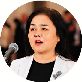 圖:3月4日,喬紅在「委員通道」接受媒體採訪。\中新社