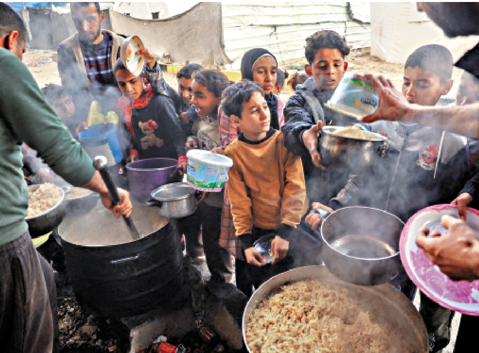 　　圖：以色列再次阻止援助物資進入加沙。圖為加沙兒童5日排隊領取救濟食品。\法新社