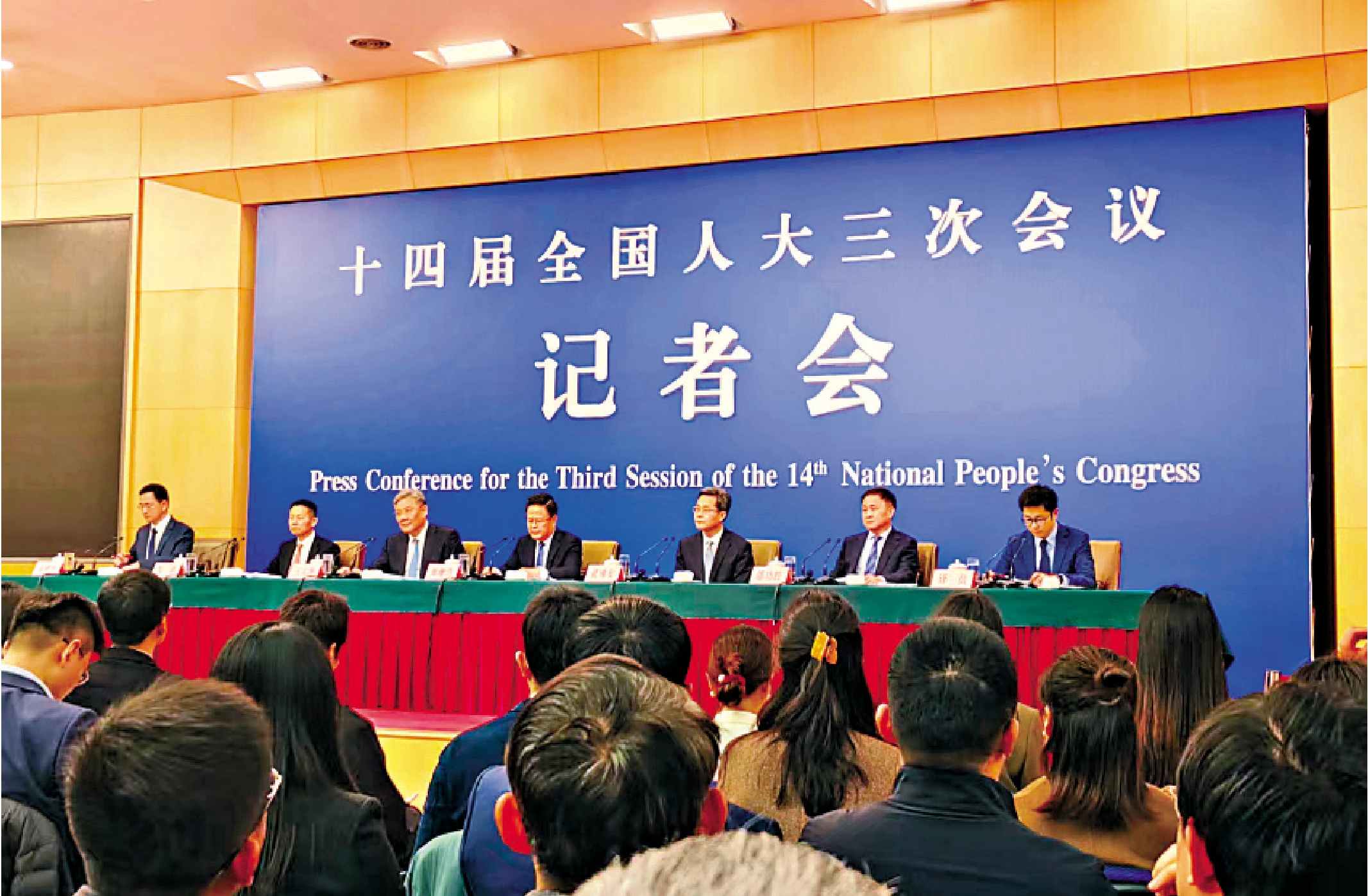 圖:3月6日,十四屆全國人大三次會議在北京梅地亞中心新聞發布廳舉行記者會,就發展改革、財政預算、商務、金融證券等相關問題回答中外記者提問。\大公報記者任芳頡攝