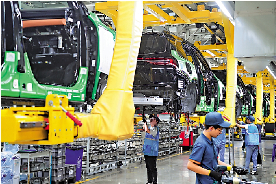 圖:重慶賽力斯汽車鳳凰智慧工廠內,工人在新能源汽車生產線上作業。\新華社
