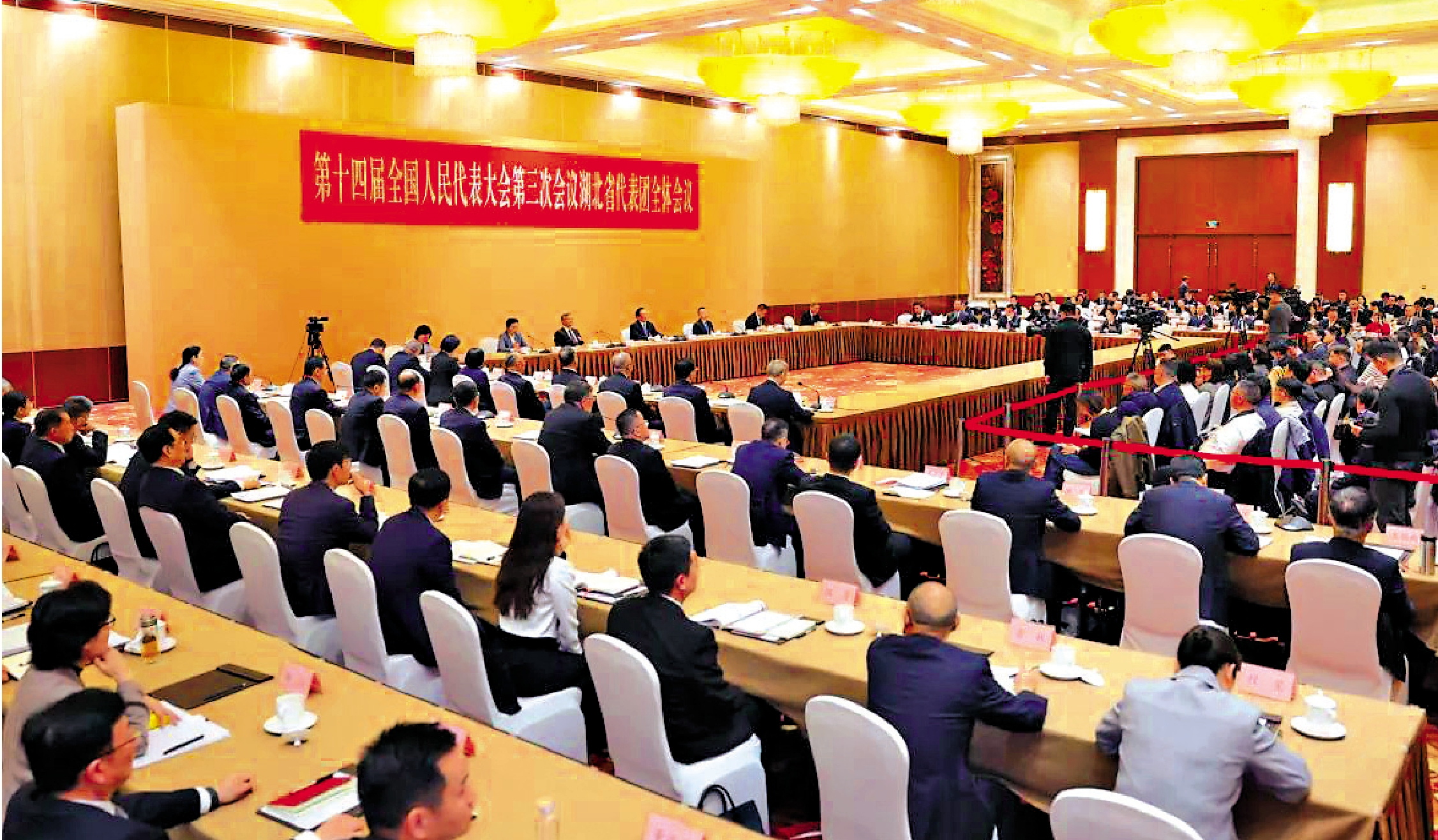 圖:3月6日,十四屆全國人大三次會議湖北代表團舉行開放團組會議。\大公報記者張帥攝