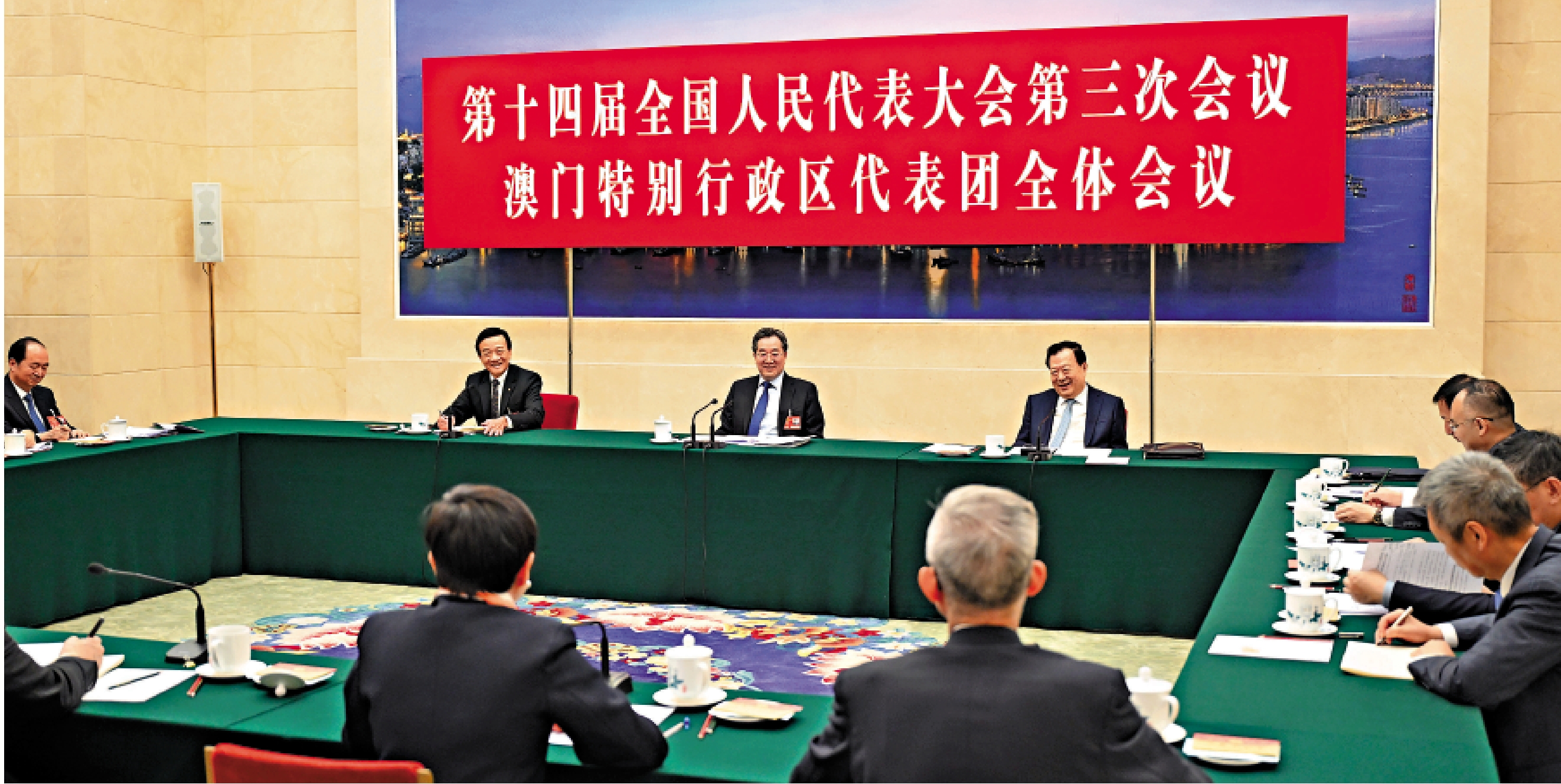 圖:3月7日上午,中共中央政治局常委、國務院副總理丁薛祥(中)參加十四屆全國人大三次會議澳門代表團審議。\新華社
