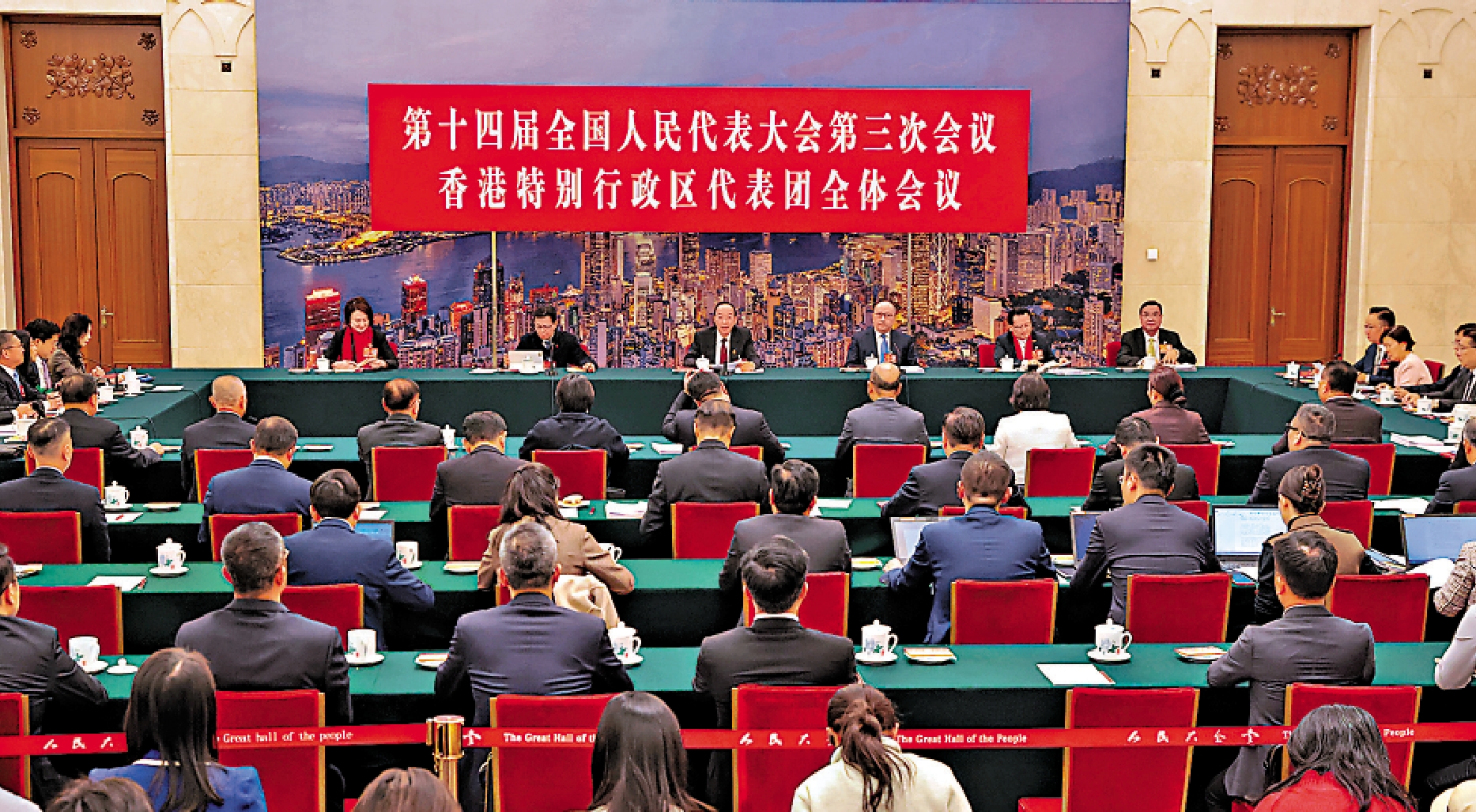 圖:3月7日下午,十四屆全國人大三次會議香港代表團舉行全體會議,代表們積極發言。\中通社