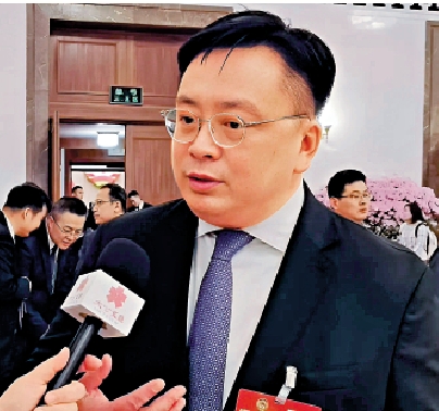 圖:凌俊傑讚賞採訪間工作人員認真盡責、堅持拚搏的精神。