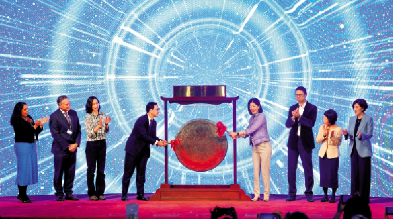 圖:港交所在國際婦女節前夕舉行「為性別平等敲鐘」活動。\大公報記者麥潤田攝