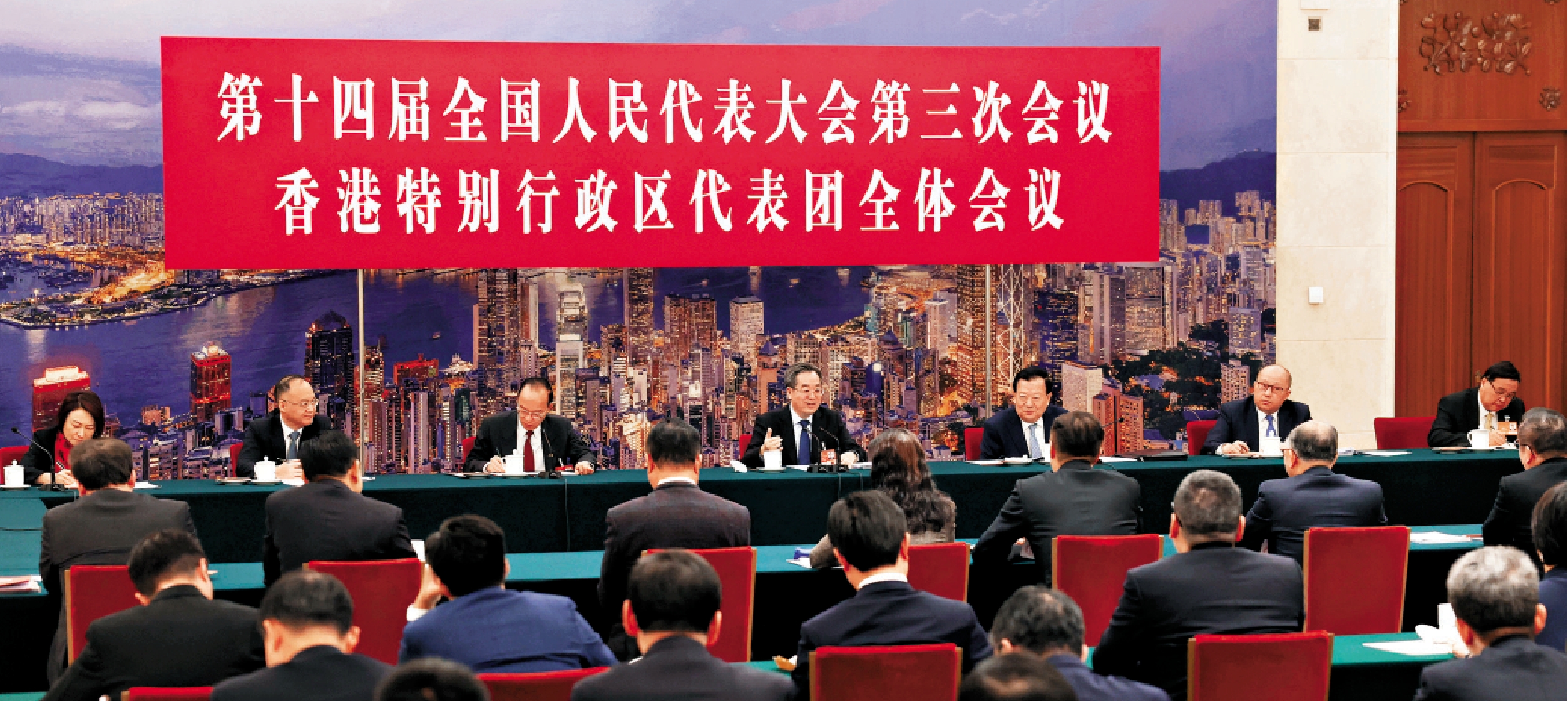 圖:3月7日上午,中共中央政治局常委、國務院副總理丁薛祥參加十四屆全國人大三次會議香港代表團審議。\新華社