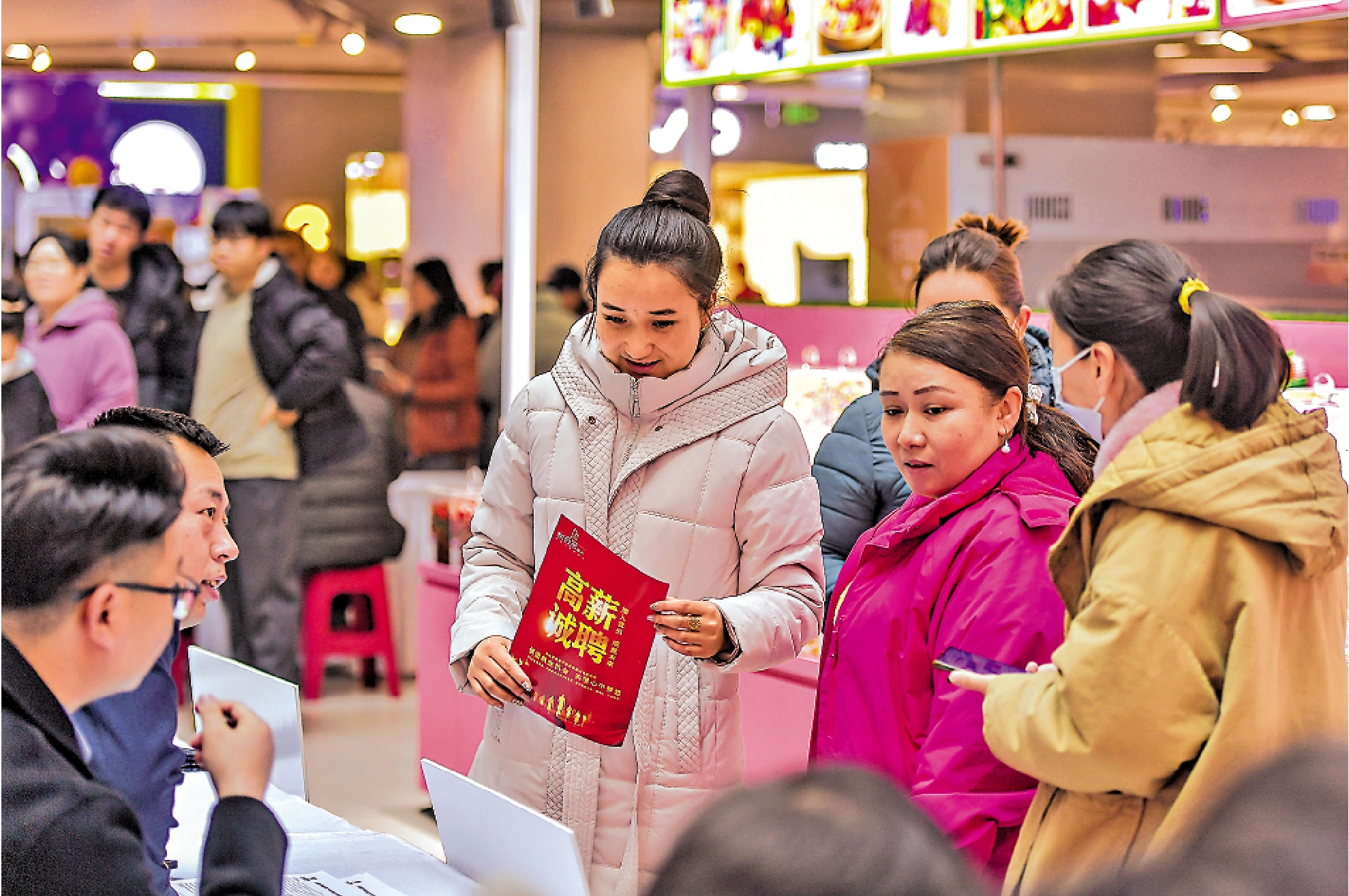 圖:日本「女性經濟學」的經驗表明,女性就業的增加不僅能進一步促進消費,還能有助於經濟增長。圖為新疆烏魯木齊市一個人才招聘活動上,不少婦女前來應徵心儀的工作。\中新社