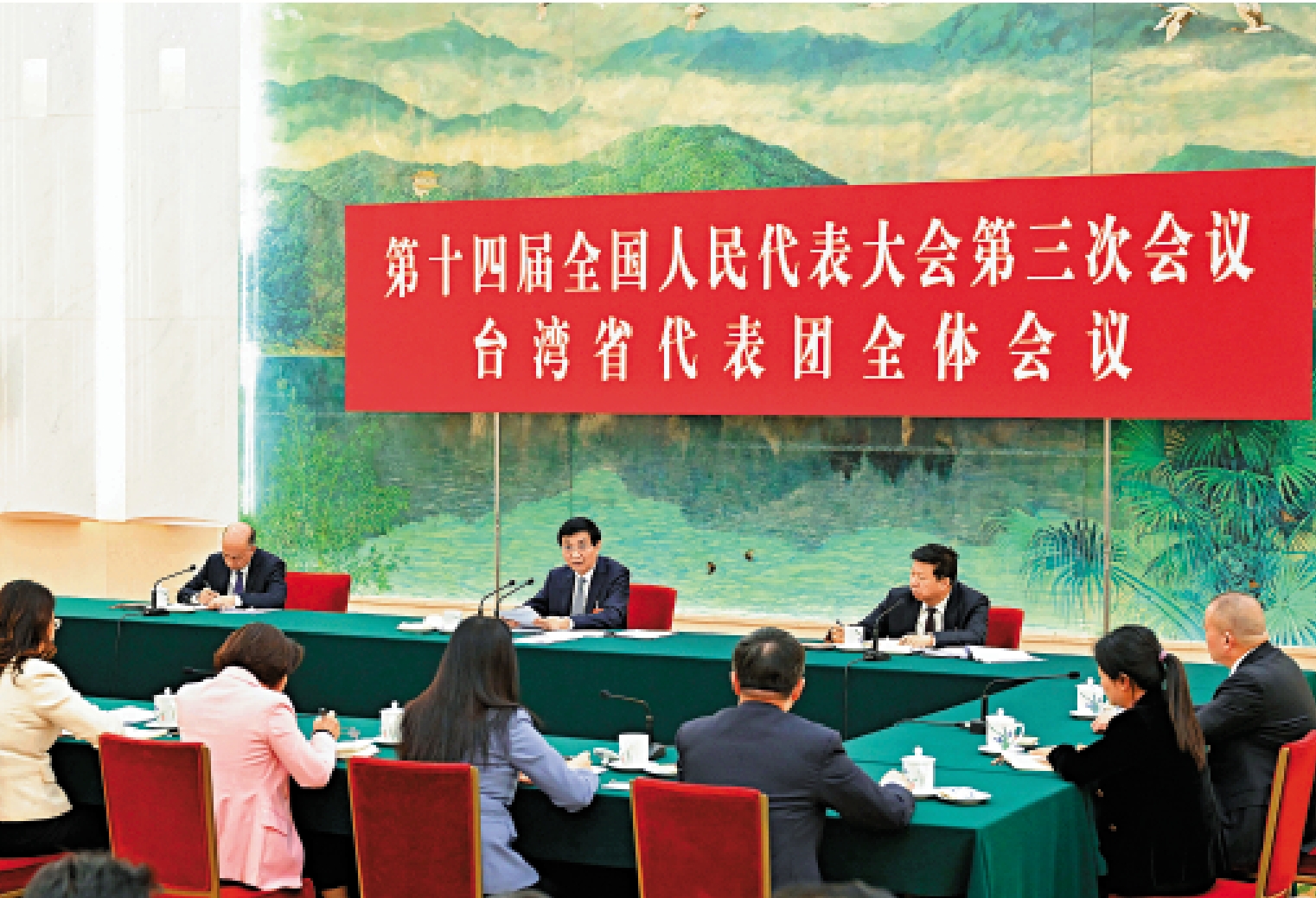圖:3月7日下午,中共中央政治局常委、全國政協主席王滬寧參加十四屆全國人大三次會議台灣代表團審議。/新華社