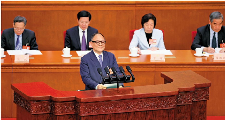 圖:7日,全國政協十四屆三次會議在北京人民大會堂舉行第二次全體會議,李書福委員在會上發言。\中新社