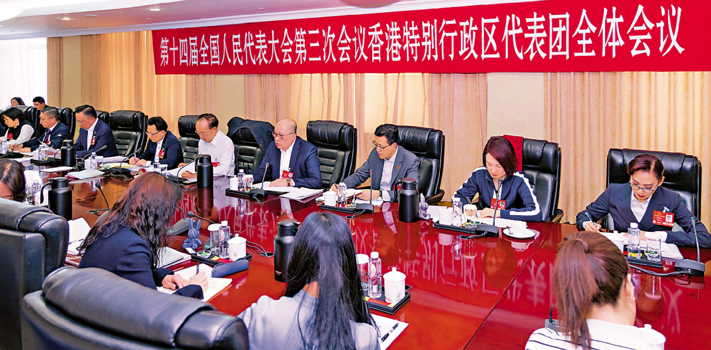 圖:3月8日下午,十四屆全國人大三次會議香港代表團舉行全體會議,審議全國人大常委會工作報告。全國人大代表、中央政府駐港聯絡辦主任鄭雁雄參加審議。\中央政府駐港聯絡辦圖片