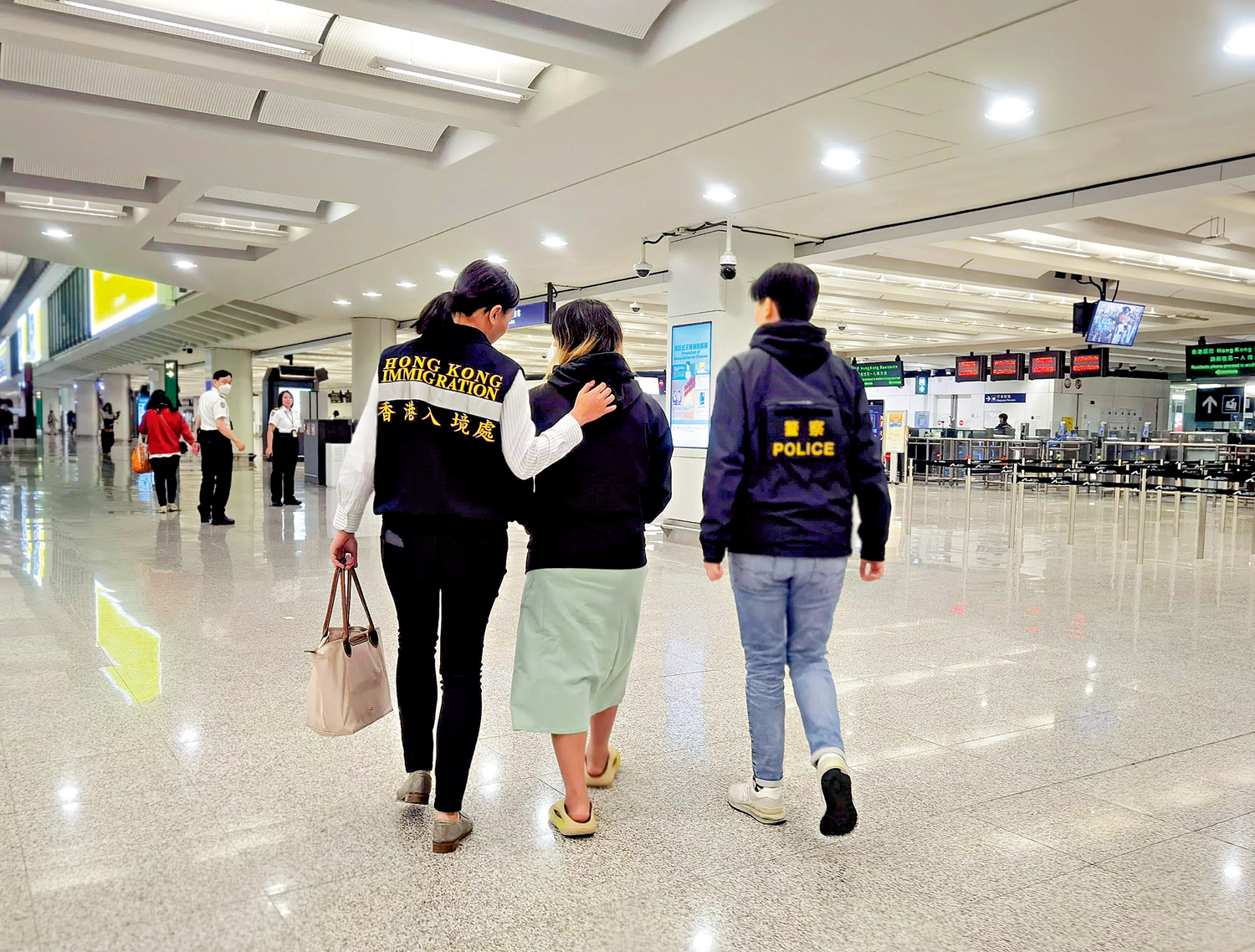 圖:最後一名獲救港人,昨早在專責小組陪同下返港。