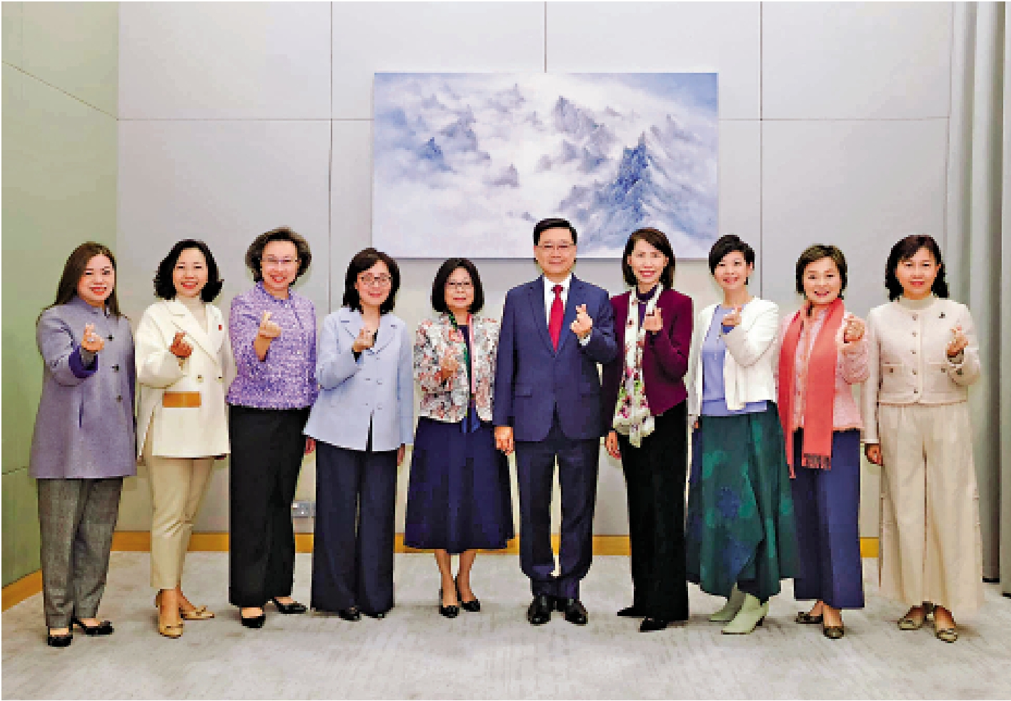 圖:行政長官李家超與夫人李林麗嬋昨日出席國際婦女節酒會,以三種花朵向香港女性送上美好祝願。