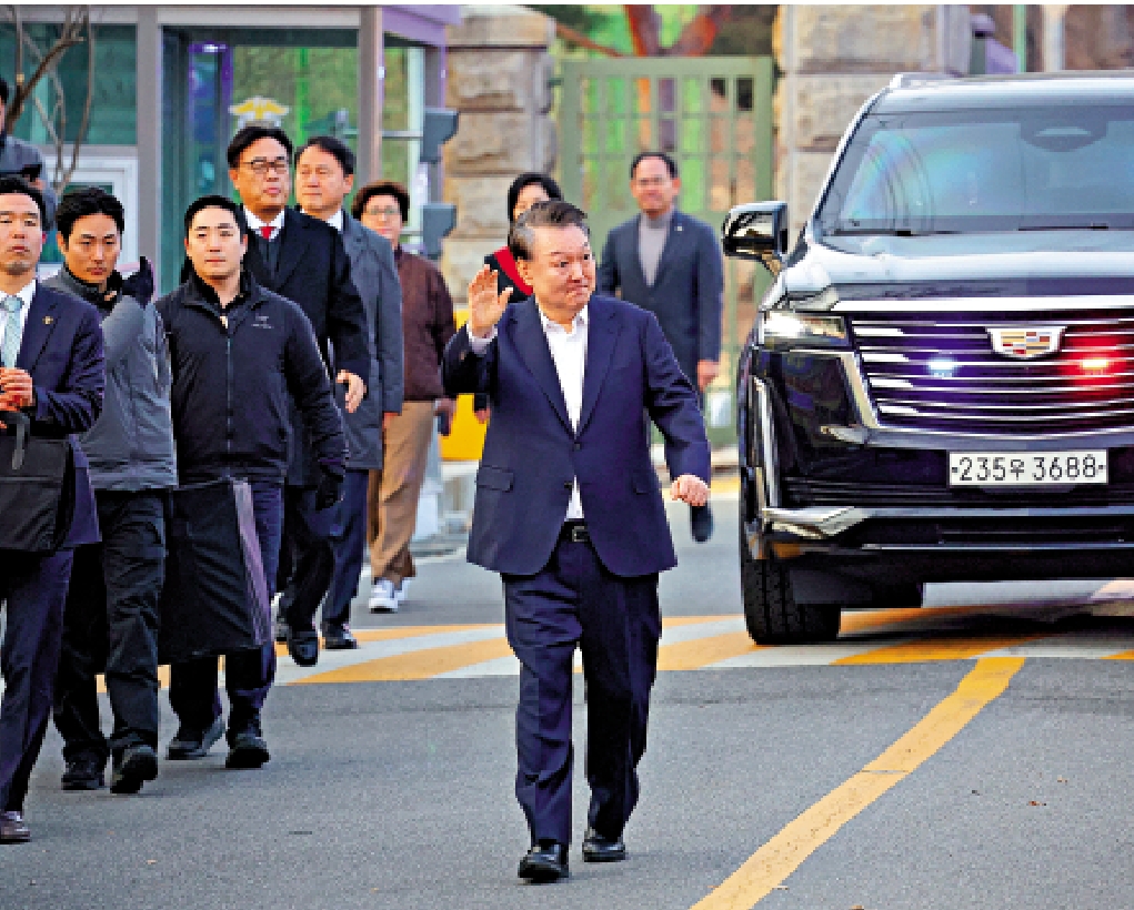 圖:尹錫悅獲釋後在首爾拘留所外向支持者揮手。\路透社