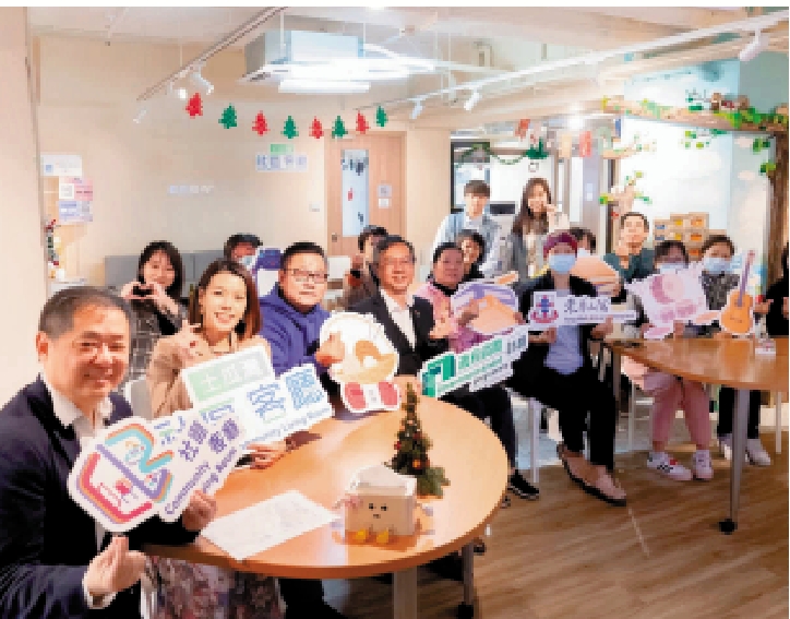 圖:房屋局副局長戴尚誠(前排左四)到社區客廳宣傳租務管制資訊平台。