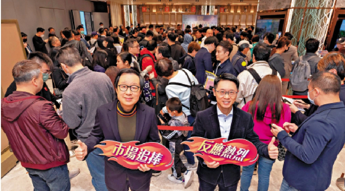 圖:天水圍YOHO WEST PARKSIDE昨日次輪銷售吸引大批買家到場。新地副董事總經理雷霆(前左)親臨售樓現場。
