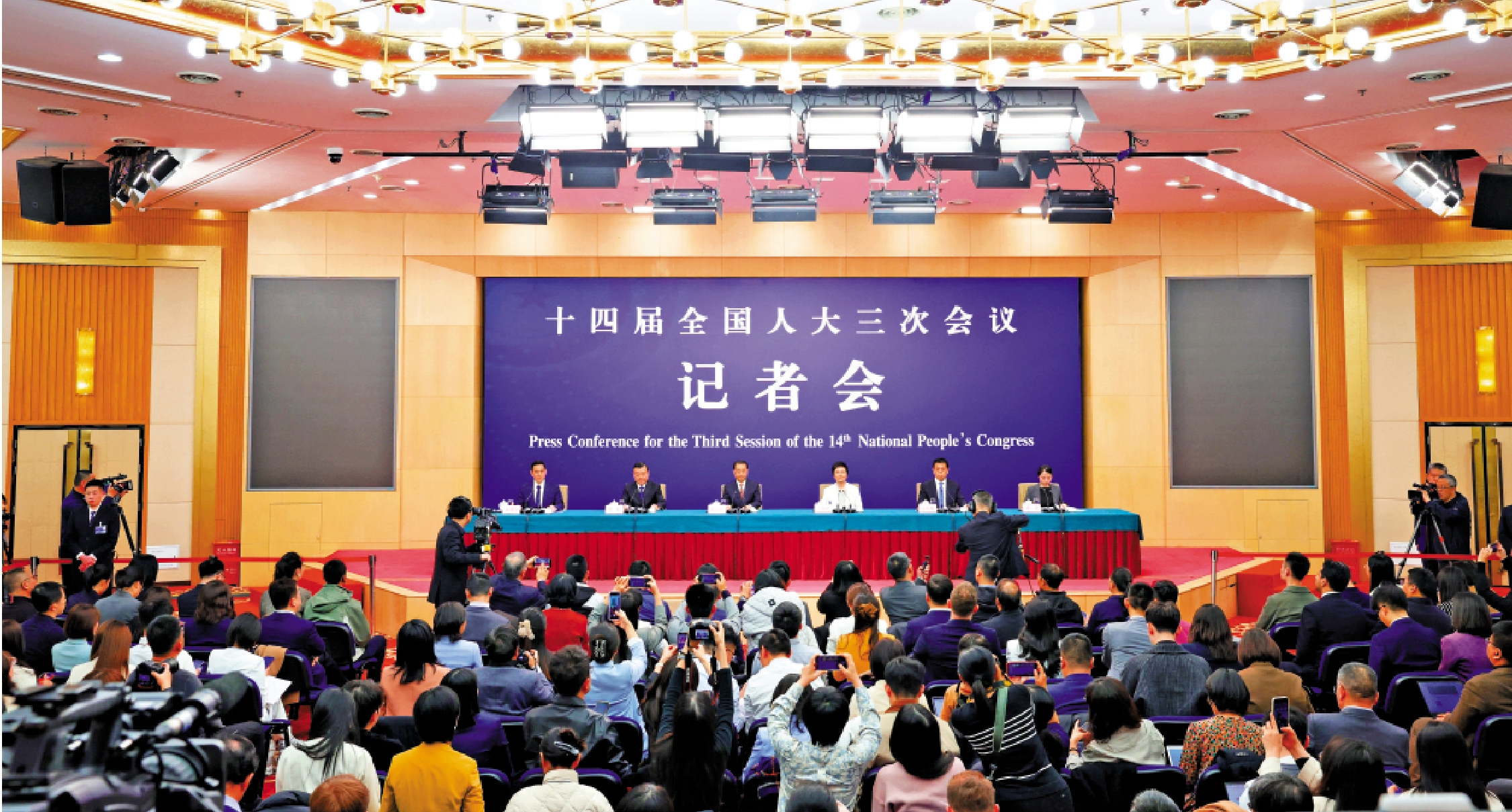 圖:3月9日,十四屆全國人大三次會議在北京梅地亞中心新聞發布廳舉行記者會。民政部部長陸治原、人力資源和社會保障部部長王曉萍、住房和城鄉建設部部長倪虹、國家衞生健康委員會主任雷海潮就民政、就業和社會保障、住房、衞生健康等相關問題回答中外記者提問。\新華社